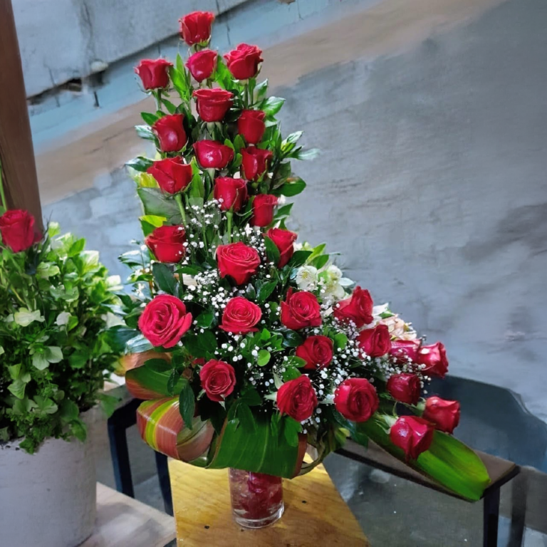 Arreglo funerario de rosas rojas en cascada piramidal florería lirios cabo