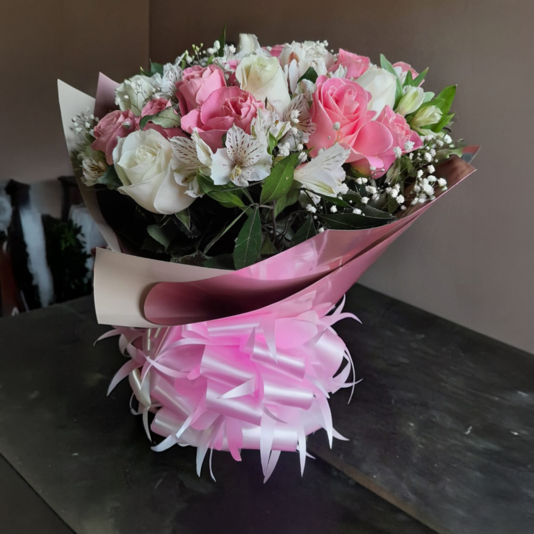 Ramos de rosas y astromelias con lazo de organza rosa cabo san lucas florería lirios