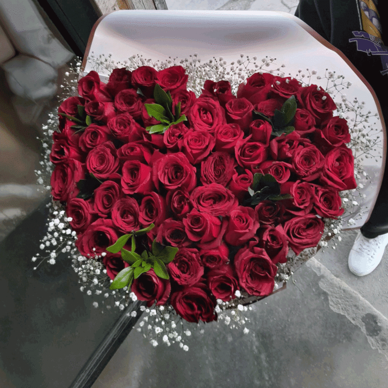 Ramos de rosas de corazón gigante papel coreano negro florería lirios cabo